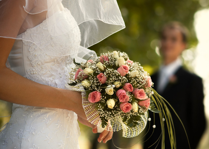 bride holding a bouquet 