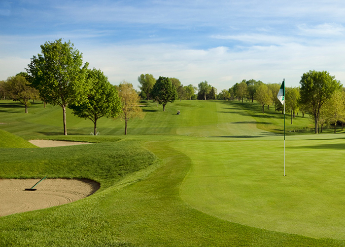 Hole 7's view of the green surrounded by bunkers